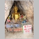 24. een boeddhabeeld in een kleine grot.JPG